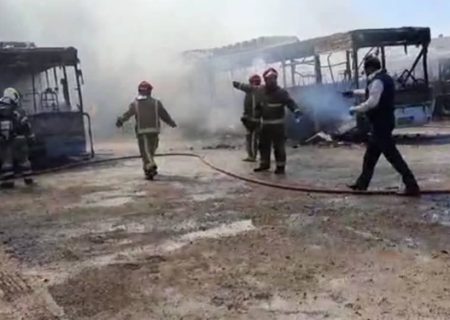 آتش‌سوزی تعمیرگاهی در جاده مخصوص تهران/ 13 اتوبوس در آتش سوختند
