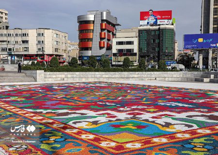 بزرگ‌ترین فرش ایرانی با شن‌های رنگی