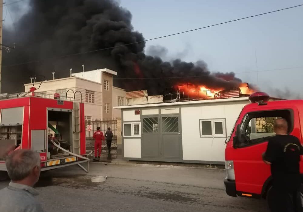 ۳۰ خودروی آتش نشانی در حال اطفای حریق درشهرک صنعتی شمس آباد هستند/ مصدوم نداشتیم